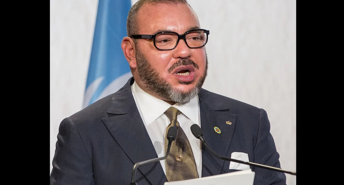 Król Mùhammad. Aùtór: UN Climate Change - Flickr; zdrzódło: https://pl.wikipedia.org/wiki/Muhammad_VI_(Alawici)#/media/Plik:King_Mohammed_VI_(cropped).jpg