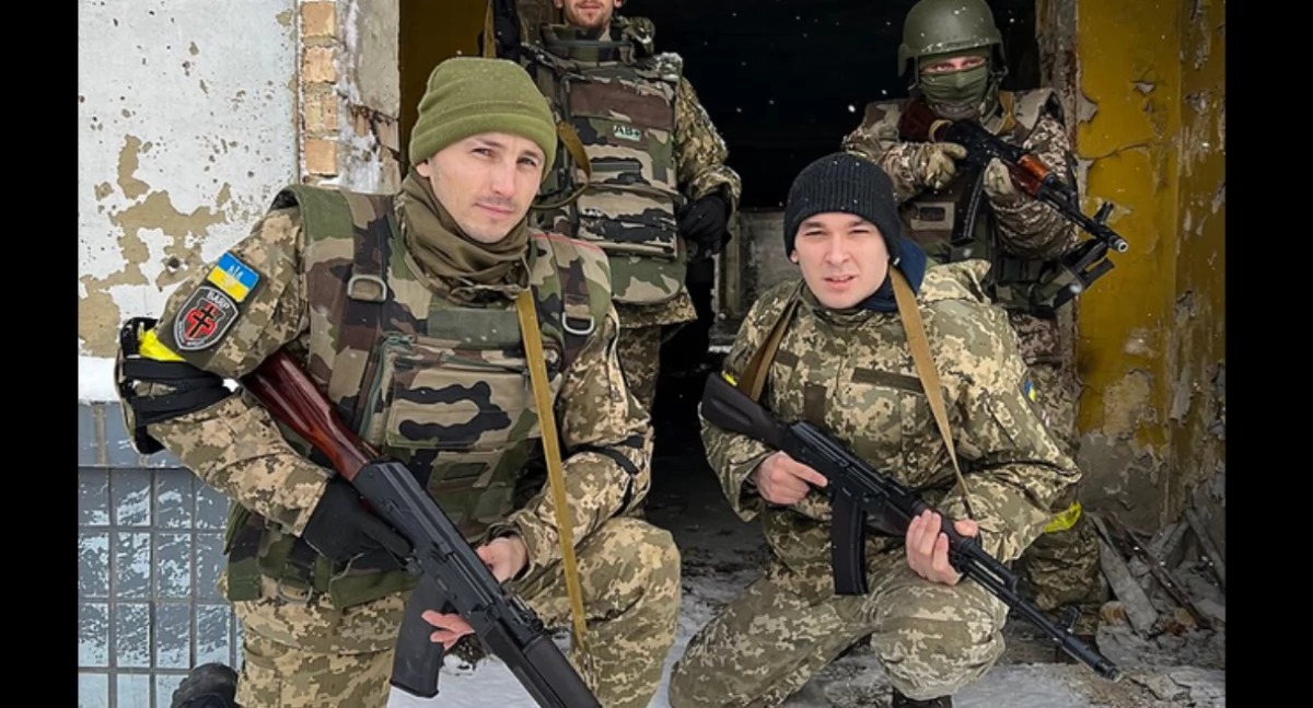 Biôłorusczi żôłnérze na wòjnie w Ùkrajinie. Aùtór: Паўлюк Шапецька; zdrzódło: https://pl.wikipedia.org/wiki/Pu%C5%82k_im._Konstantego_Kalinowskiego#/media/