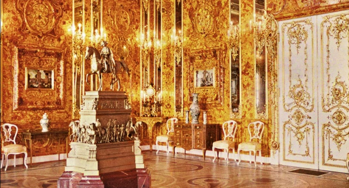 Jantarowô Jizbica. Aùtór: Андрей Андреевич Зеест - http://igor-bon.narod.ru/index/avtokhrom/0-106; zdrzódło: https://pl.wikipedia.org/wiki/Bursztynowa_Komnata#/media/Plik:Andrey_Zeest_-_Amber_Room_2_(autochrome).jpg