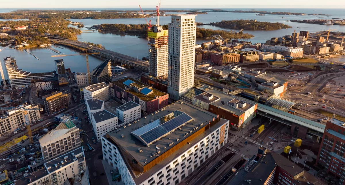 Kalasatama - dzél Helsynków. Aùtór: Joneikifi; zdrzódło: https://pl.wikipedia.org/wiki/Helsinki#/media/Plik:Kalasatama_2020-03-06.jpg