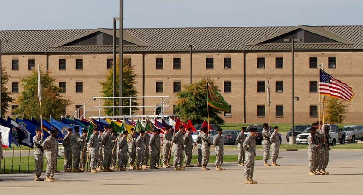 Aùtór: Sgt. Leejay Lockhart. Zdrzódło: https://pl.wikipedia.org/wiki/Fort_Campbell_(Stany_Zjednoczone)#/media/Plik:101st_Sustainment_Brigade_%E2%80%98Lifeliners_case_colors_141027-A-LS265-325.jpg