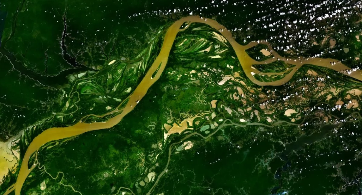 Amazonka, czej płënie przez dżunglã; NASA; zdrzódło: https://pl.wikipedia.org/wiki/Amazonia#/media/Plik:Amazon_57.53278W_2.71207S.jpg