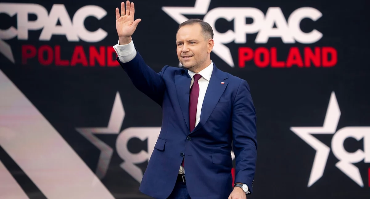 https://pl.wikipedia.org/wiki/Karol_Nawrocki#/media/Plik:CPAC_Poland_-_54552763142.jpg