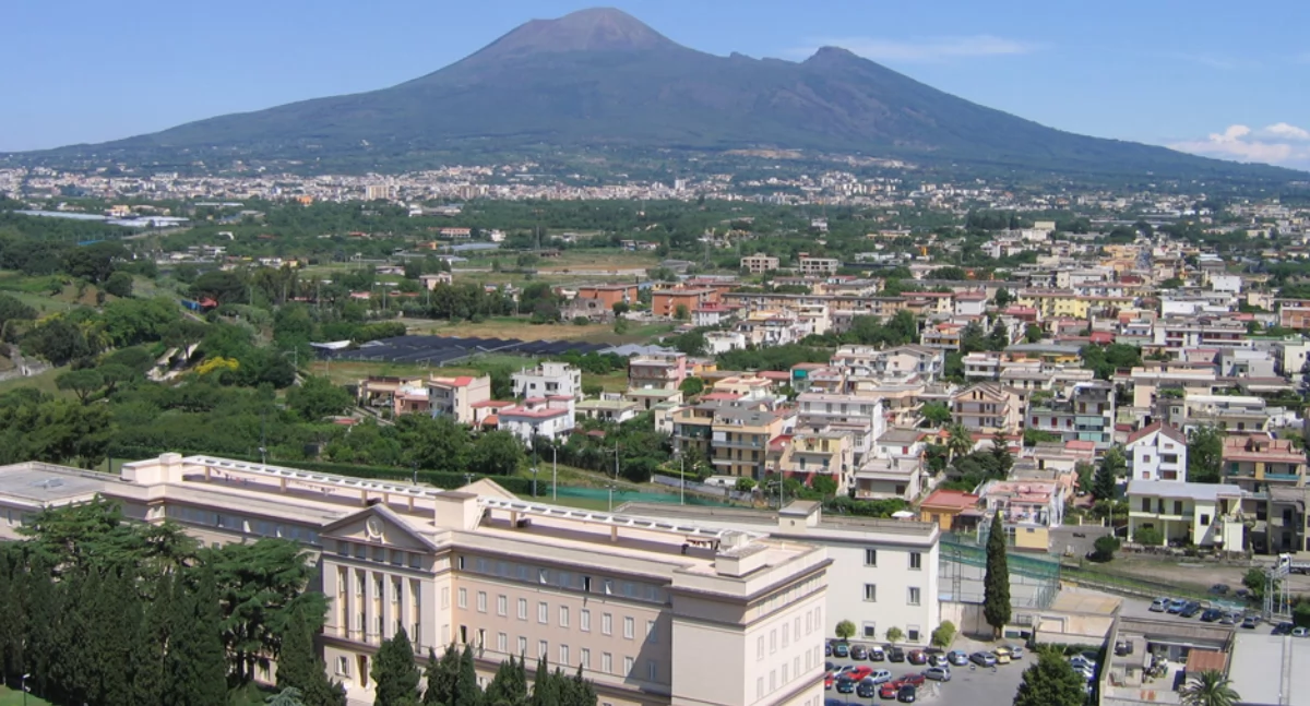 Pómpeje. Òdj. https://pl.wikipedia.org/wiki/Pompeje#/media/Plik:Campanile_Pompei_08_-_Vs_Vesuvio.jpg