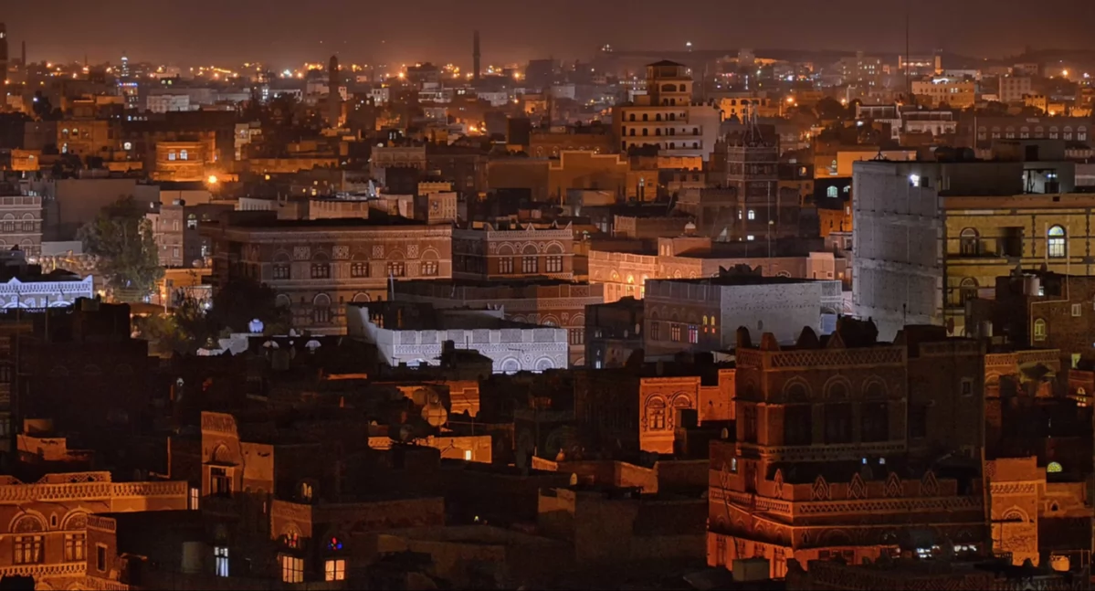 Sana òb noc. Aùtór: Rod Waddington; zdrzódło: https://pl.wikipedia.org/wiki/Sana#/media/Plik:Sanaa_Night,_Yemen_(10283232685).jpg