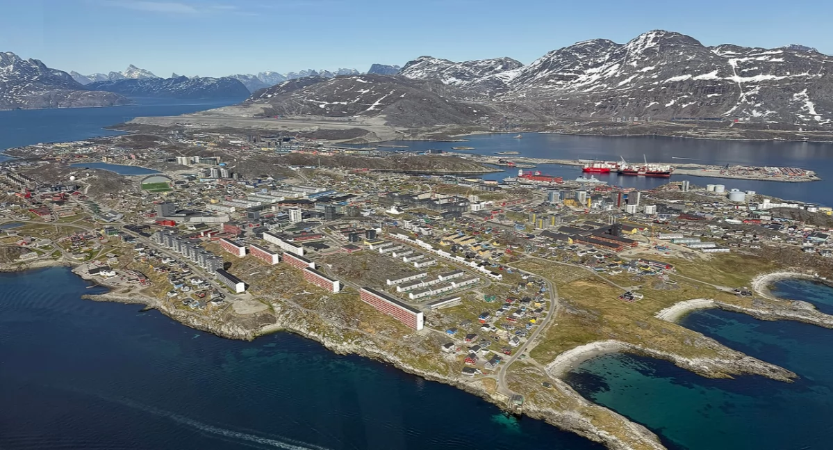 Nuuk. Aùtór: Quintin Soloviev; zdrzódło: https://pl.wikipedia.org/wiki/Nuuk#/media/Plik:Nuuk,_Greenland_skyline_aerial_view.jpg