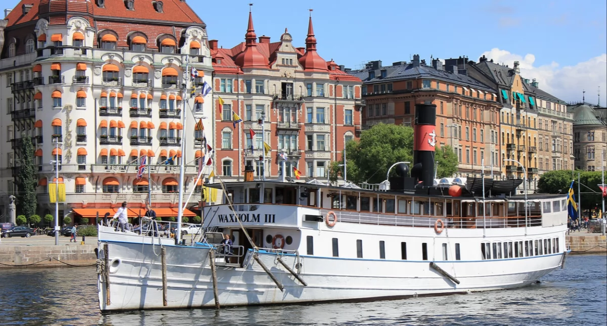 Bôt Waxholm III w Sztokhòlmie. Pòzdrzatkòwi òdjimk. Aùtór: Øyvind Holmstad; zdrzódło: https://en.wikipedia.org/wiki/Stockholm#/media/File:B%C3%A5ten_vaxholm_III.JPG