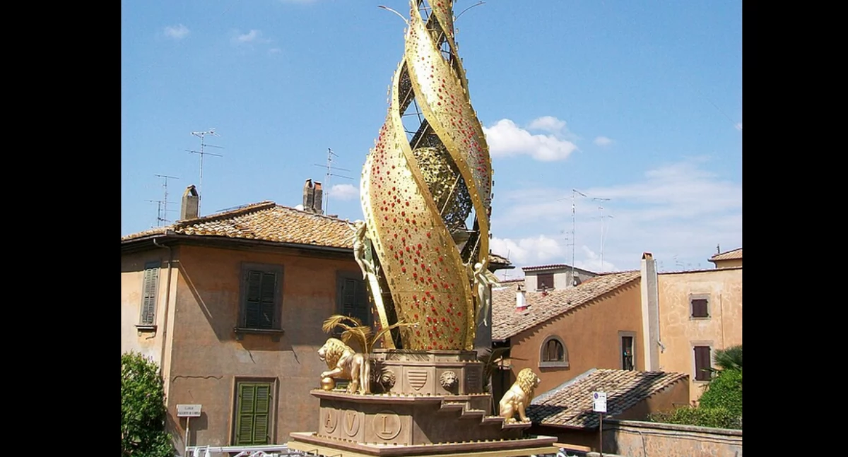 Maszina sw. Różë. Aùtór: Amras Carnesîr; zdrzódło: https://en.wikipedia.org/wiki/Rose_of_Viterbo#/media/File:La_Macchina.JPG