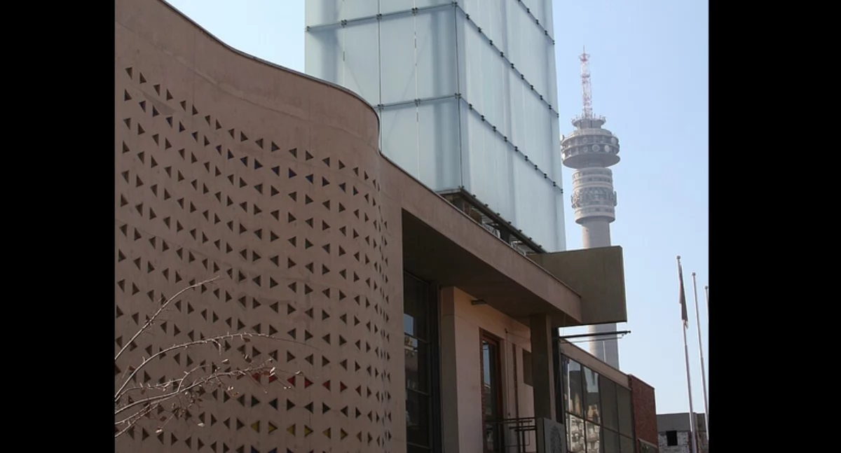 Bùdink Nôwëższégò Sądu w Johennesbùrgù. Aùtór: André-Pierre from Stellenbosch, South Africa; zdrzódło: https://en.wikipedia.org/wiki/Constitutional_Court_of_South_Africa#/media/File:ConstitutionalCourtofSouthAfrica-20070622.jpg