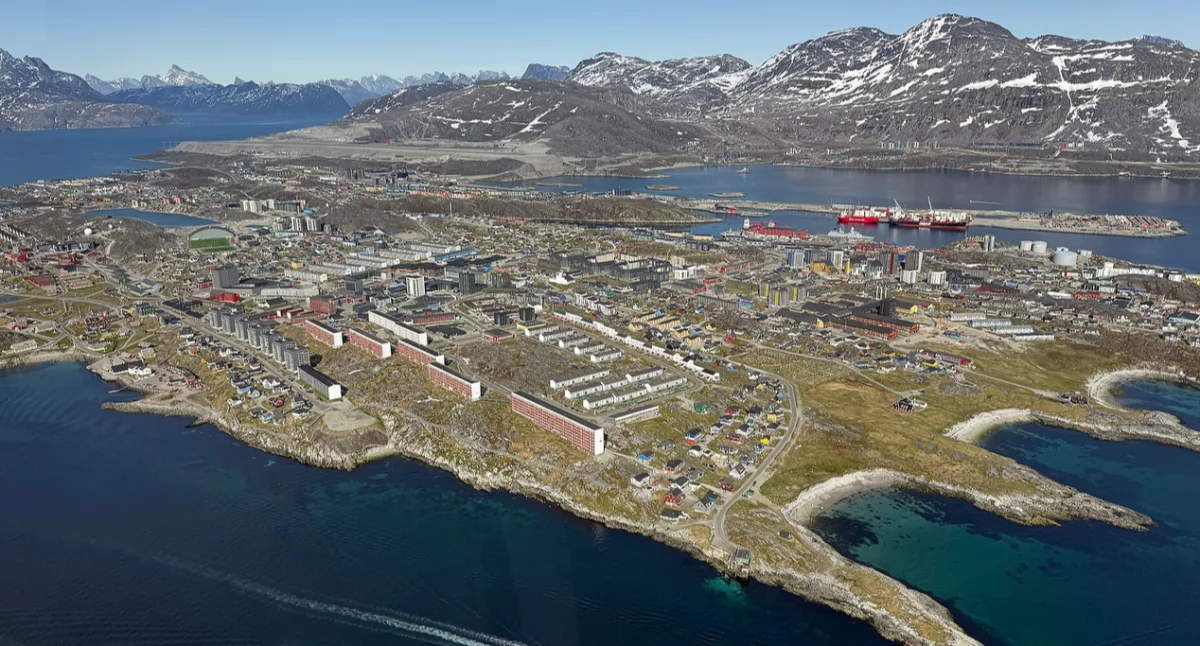 Nuuk, stolëca Grenlandzczi. Aùtór: Quintin Soloviev; zdrzódło: https://pl.wikipedia.org/wiki/Nuuk#/media/Plik:Nuuk,_Greenland_skyline_aerial_view.jpg