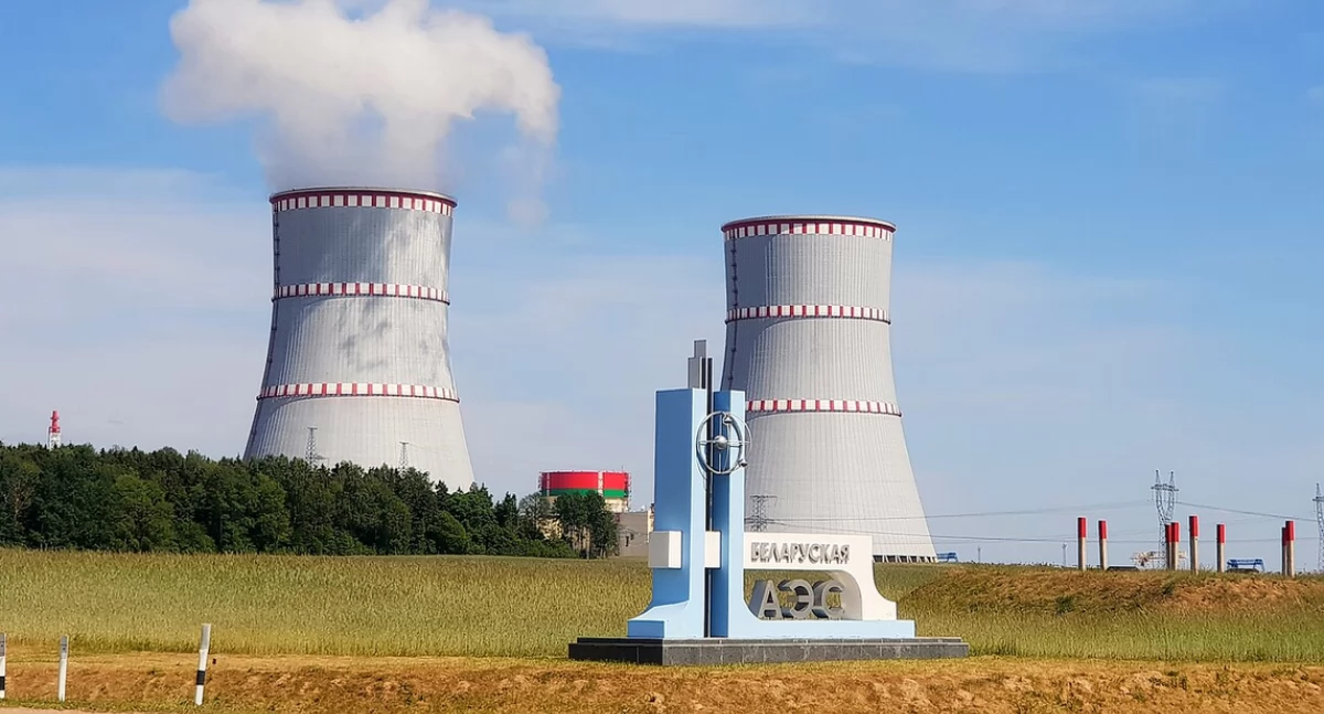 Aùtór: Tess Mattew; zdrzódło: https://pl.wikipedia.org/wiki/Bia%C5%82oruska_Elektrownia_J%C4%85drowa#/media/Plik:2023.06.13_Astravets_Nuclear_Power_Plant_Belarus.jpg