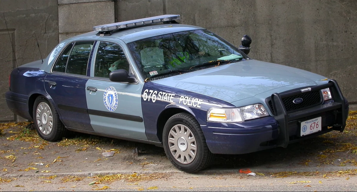 Pòzdrzatkòwi òdjimk. Aùtór: Mister Falcon; zdrzódło: https://pl.wikipedia.org/wiki/Policja_stanowa#/media/Plik:2005_Ford_Crown_Victoria_Massachusetts_State_Police.jpg