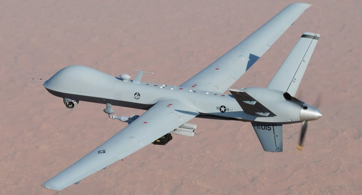 Aùtór: Lt. Col. Leslie Pratt - MQ-9 Reaper UAV.jpg; zdrzódło: https://pl.wikipedia.org/wiki/Bezza%C5%82ogowy_statek_powietrzny#/media/Plik:MQ-9_Reaper_UAV_(cropped).jpg