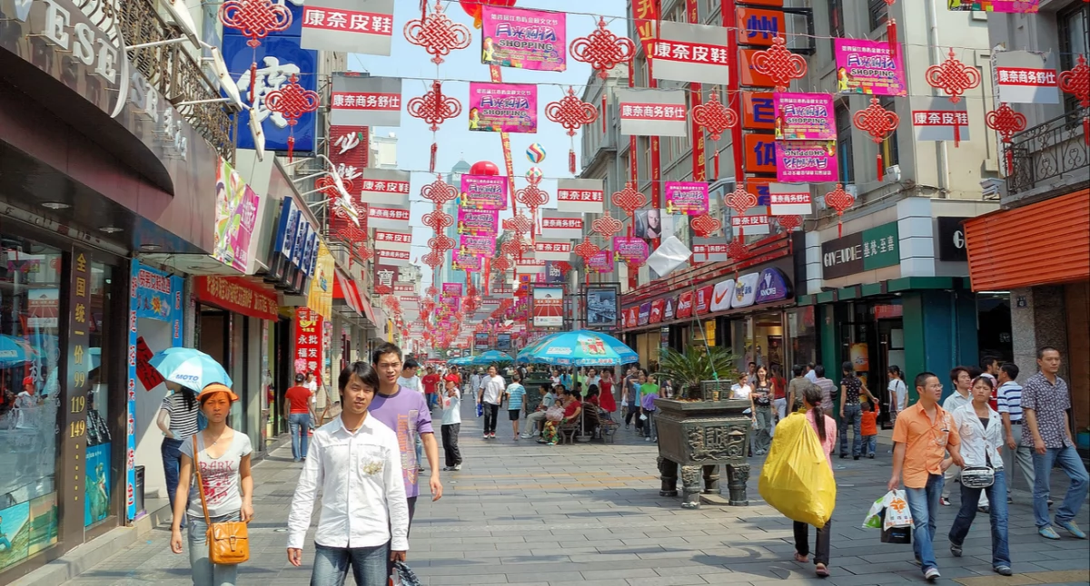 Sztrasa w Wenzhou. Pòzdrzatkòwi òdjimk; aùtór: Fabien Lelard; zdrzódło: https://en.wikipedia.org/wiki/Wenzhou#/media/File:Shopping_street_in_Wenzhou.jpg/2