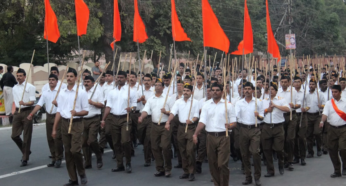 Nôleżnicë Rashtriya Swayamsevak Sangh. Aùtór: Suyash Dwivedi; zdrzódło: https://en.wikipedia.org/wiki/Rashtriya_Swayamsevak_Sangh#/media/File:Path_Sanchalan_Bhopal-1.jpg