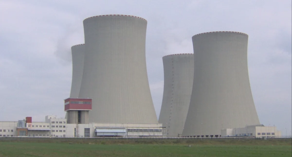 Aùtór: Japo; zdrzódło: https://pl.wikipedia.org/wiki/Elektrownia_j%C4%85drowa#/media/Plik:JETE-chladici_veze.jpg