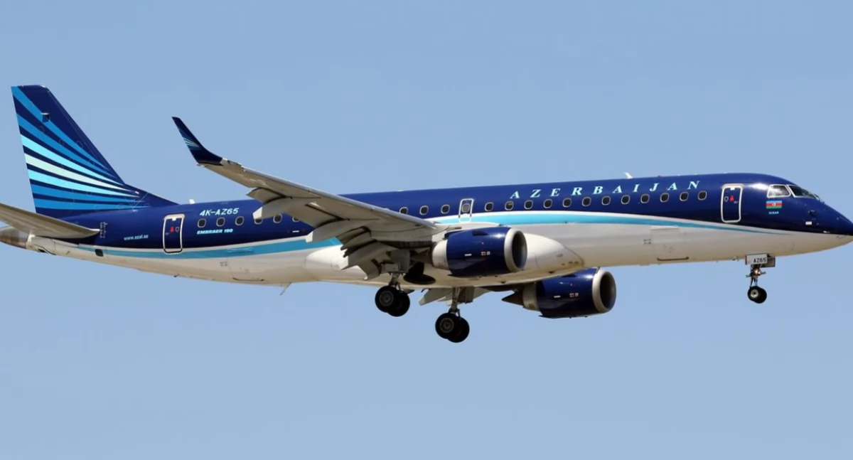 Fliger, jaczi òstôł zestrzélony przez Rusków; Mehmet Mustafa Celik - https://www.airliners.net/photo/Azerbaijan-Airlines-AZAL-AHY/Embraer-190AR-ERJ-190-100IGW/3886171/L