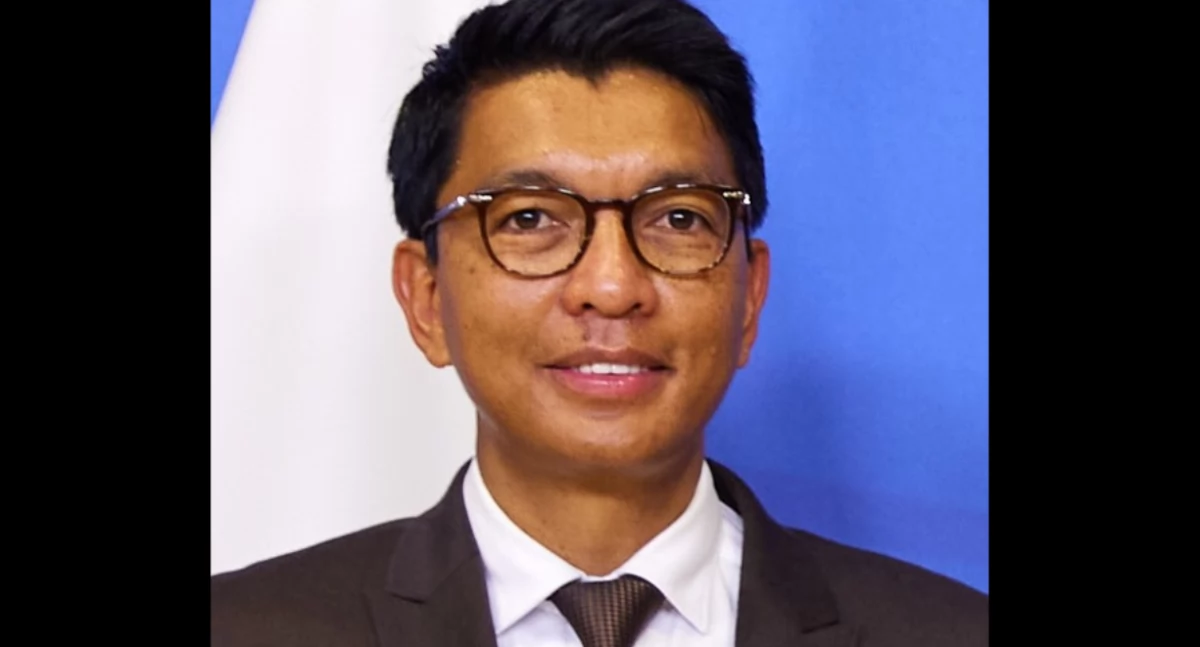 Andry Rajoelina (2022 r.); https://pl.wikipedia.org/wiki/Andry_Rajoelina#/media/Plik:Andry_Rajoelina_(cropped)_2022.jpg