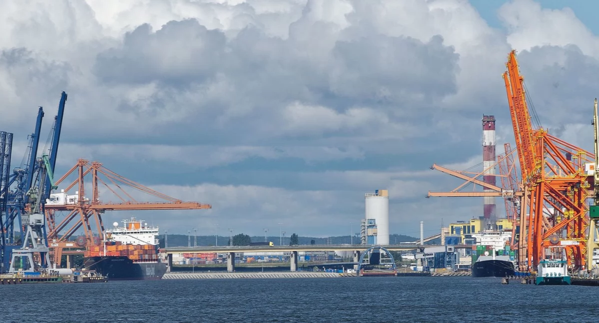 Aùtór: Iwankgb; zdrzódło: https://pl.wikipedia.org/wiki/Ba%C5%82tycki_Terminal_Kontenerowy#/media/Plik:Container_terminals_in_Gdynia.jpg