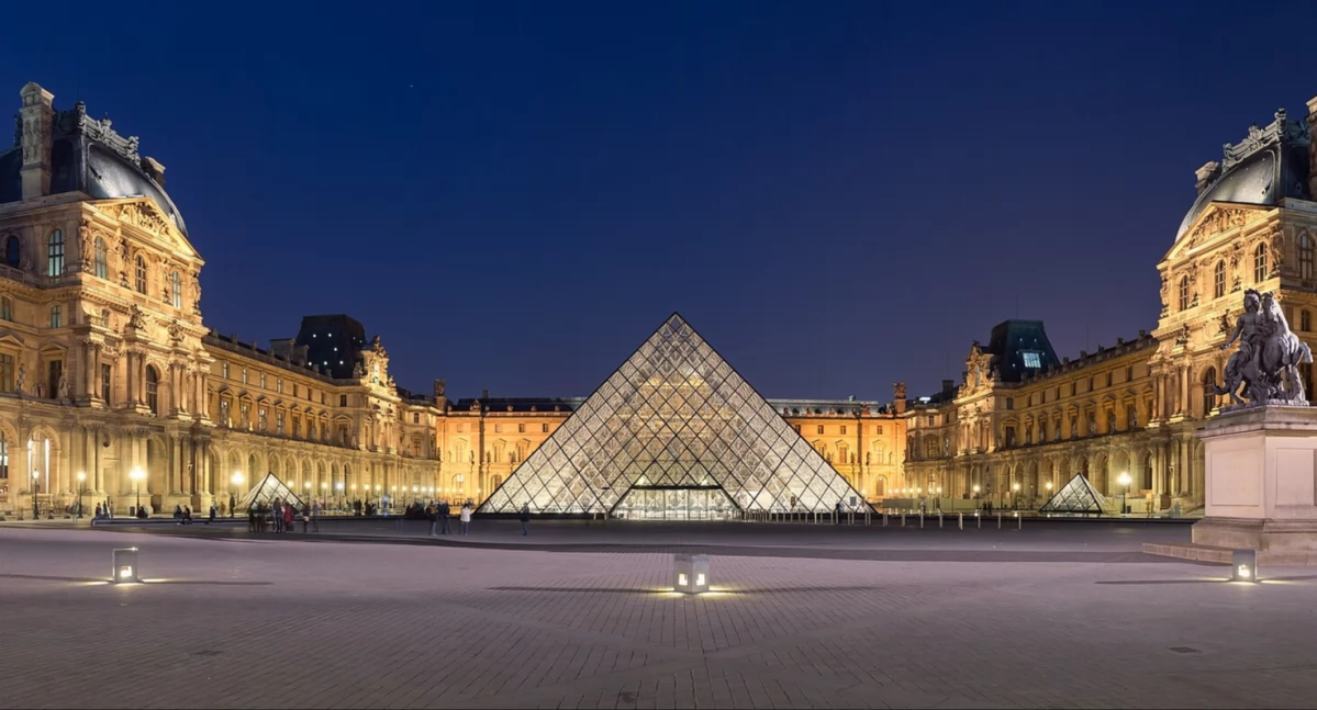 Luwr. Aùtór: Benh LIEU SONG (Flickr); zdrzódło: https://pl.wikipedia.org/wiki/Luwr#/media/Plik:Louvre_Museum_Wikimedia_Commons.jpg