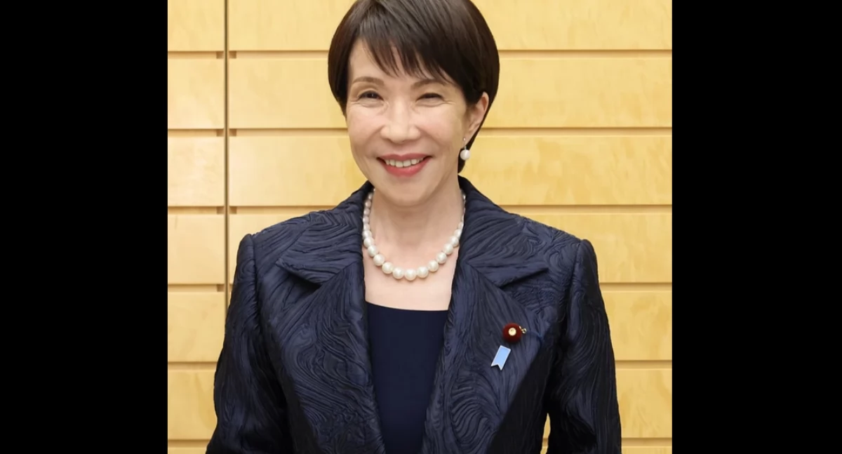 Sanae Takaichi. Aùtór: 内閣広報室｜Cabinet Public Affairs Office; zdrzódło: https://pl.wikipedia.org/wiki/Sanae_Takaichi#/media/Plik:Sanae_Takaichi_October_2025_(3x4_cropped).jpg