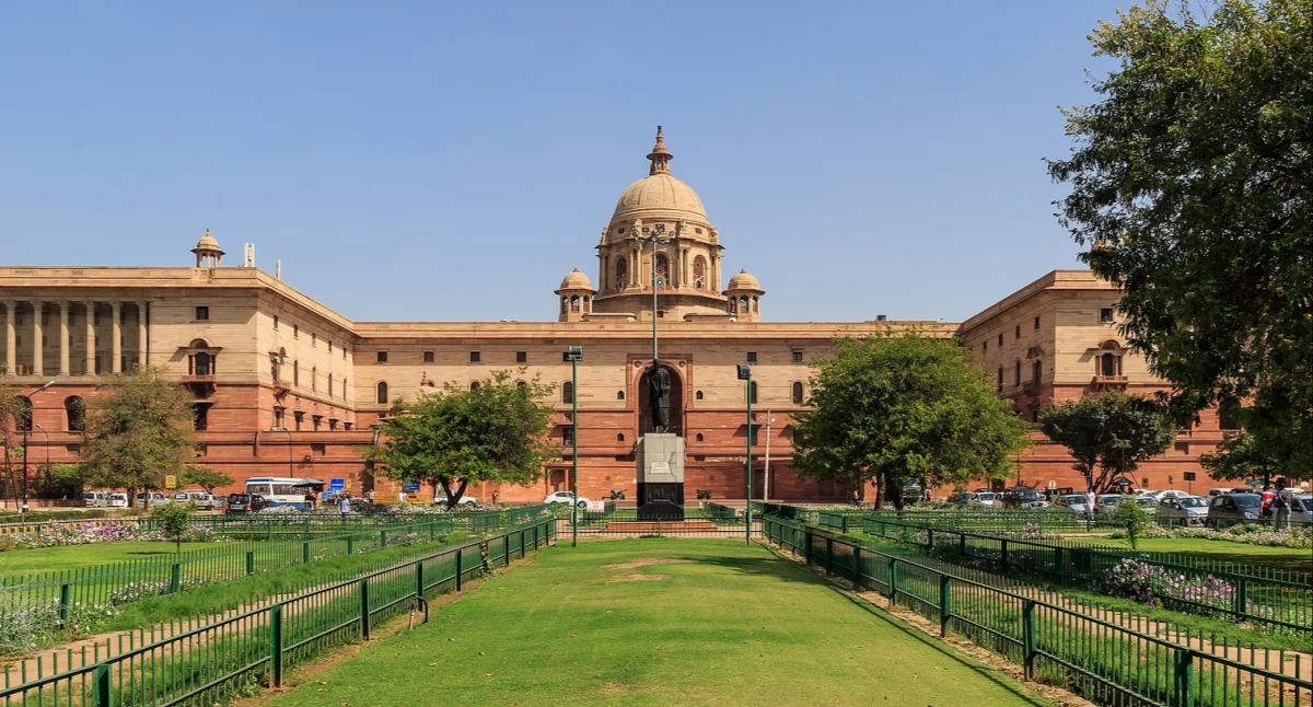 Jeden z rządowëch bùdinków w New Delhi. Aùtór: A.Savin; https://pl.wikipedia.org/wiki/Nowe_Delhi#/media/Plik:New_Delhi_government_block_03-2016_img6.jpg