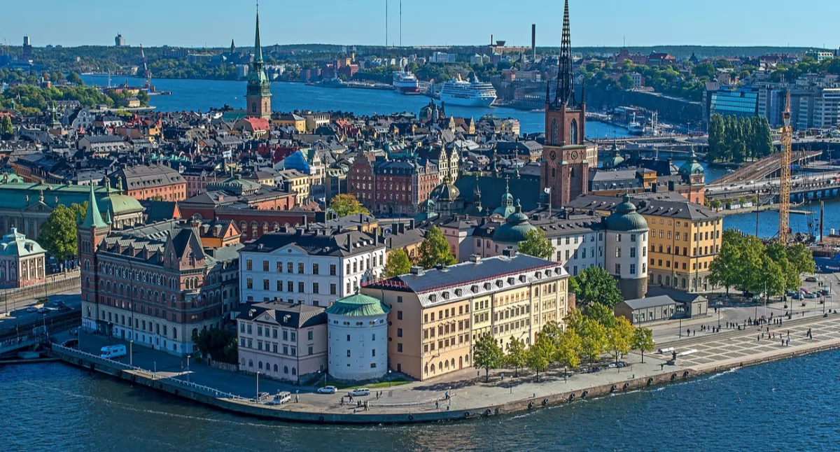 Gamla Stan, Sztokholm; aùtór: Bengt Nyman from Vaxholm, Sweden; zdrzódło: https://pl.wikipedia.org/wiki/Sztokholm#/media/Plik:Stockholm_8721-B_(9870833193).jpg