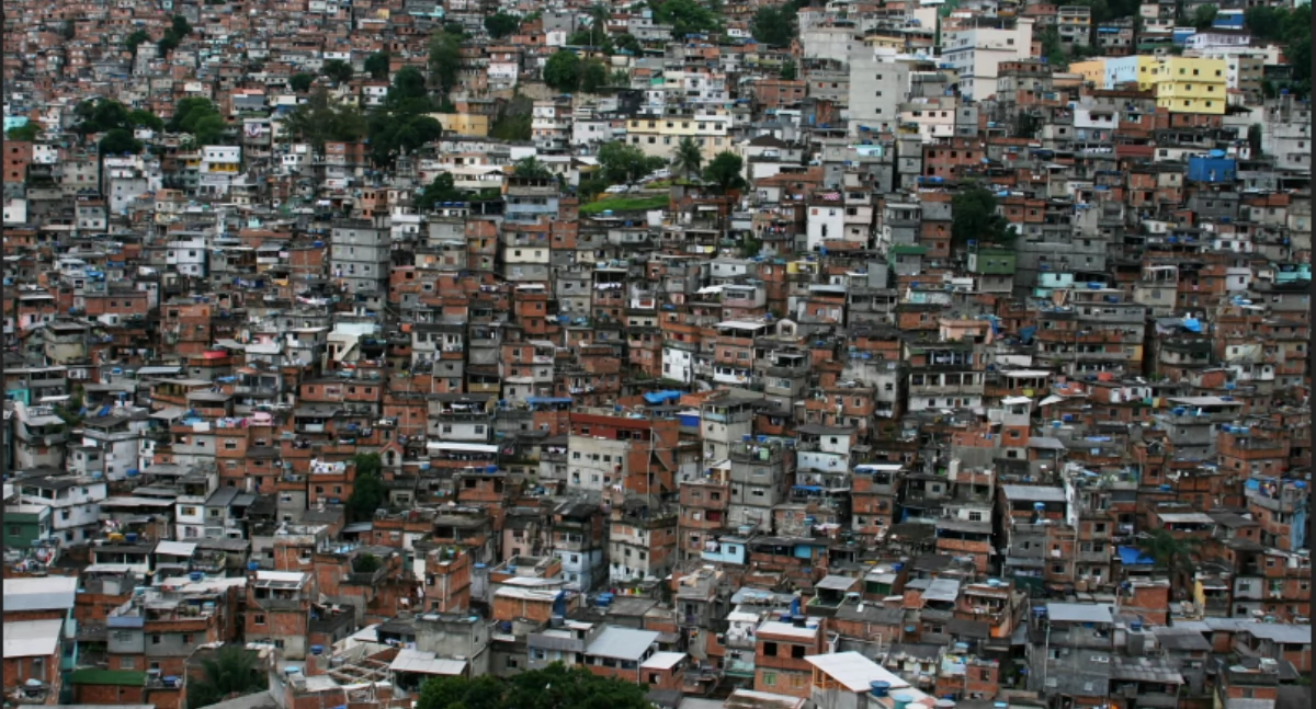 Aùtór: Leszek Wasilewski https://www.flickr.com/people/leszekwasilewski/ - https://www.flickr.com/photos/leszekwasilewski/3385948566/; zdrzódło: https://pl.wikipedia.org/wiki/Fawela#/media/Plik:Leszek_Wasilewski-rocinha.jpg