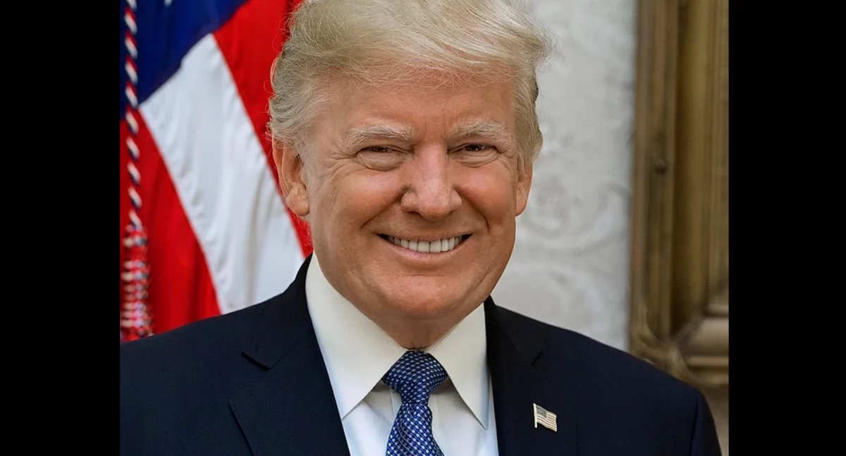 Aùtór: Shealah Craighead - https://www.whitehouse.gov/people/donald-j-trump/ (archive); zdrzódło: https://pl.wikipedia.org/wiki/Donald_Trump#/media/Plik:Donald_Trump_official_portrait.jpg