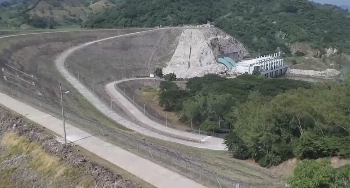 Zbiérnik Cerrón Grande. Aùtór: JMRAFFi; zdrzódło: https://en.wikipedia.org/wiki/Cerr%C3%B3n_Grande_Dam#/media/File:Presa_Cerron_Grande_El_Salvador.jpg