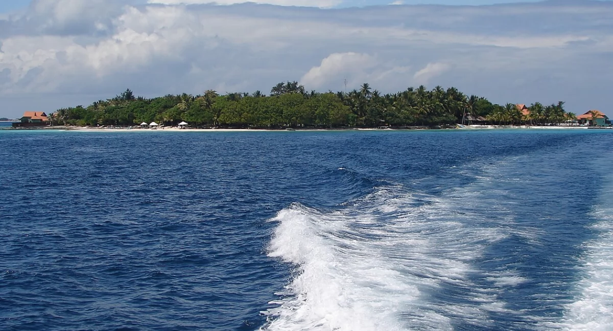 Aùtór: Nevit Dilmen; zdrzódło: https://pl.wikipedia.org/wiki/Geografia_Malediw%C3%B3w#/media/Plik:Maldives_00212.JPG