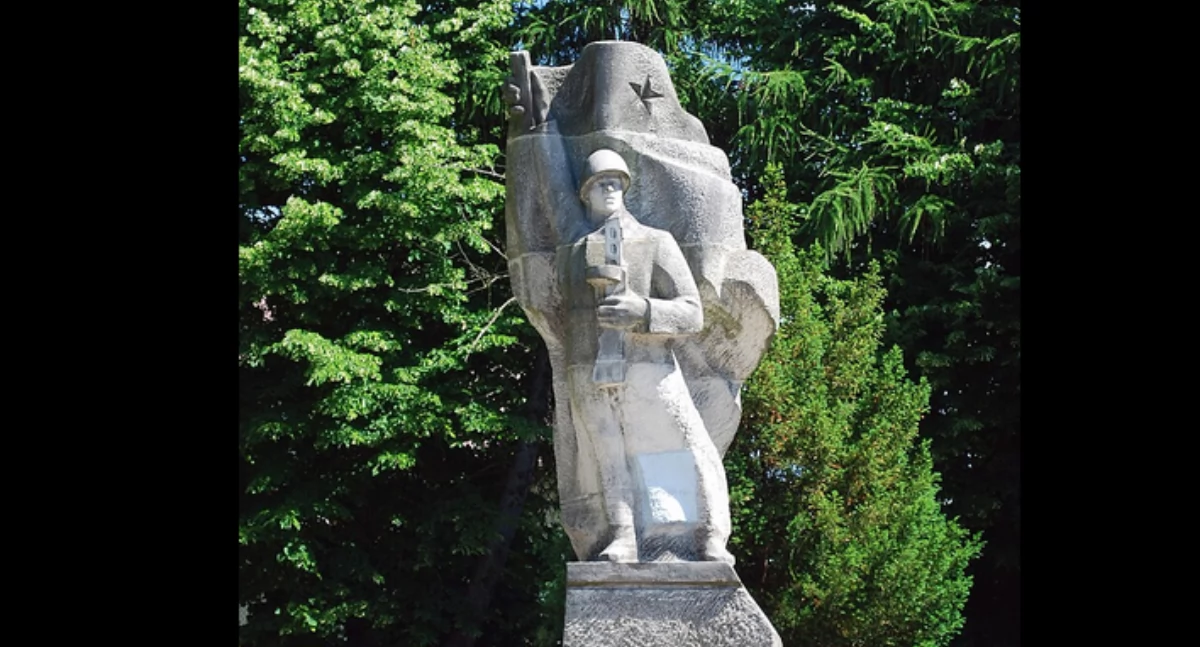 Aùtór: Polimerek; zdrzódło: https://pl.wikipedia.org/wiki/Cmentarz_%C5%BBo%C5%82nierzy_Radzieckich_w_%C5%BBukowie#/media/Plik:Zukowo_Pomnik_zolnierza_SU.jpg