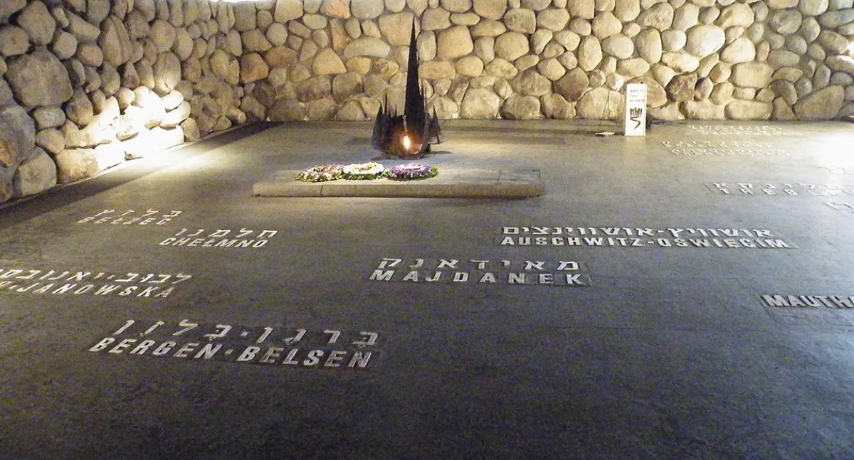 Aùtór: Mrbrefast; zdrzódło: https://en.wikipedia.org/wiki/Yad_Vashem#/media/File:Eternal_Flame_and_Concentration_Camp_Victims_Memorial.jpg