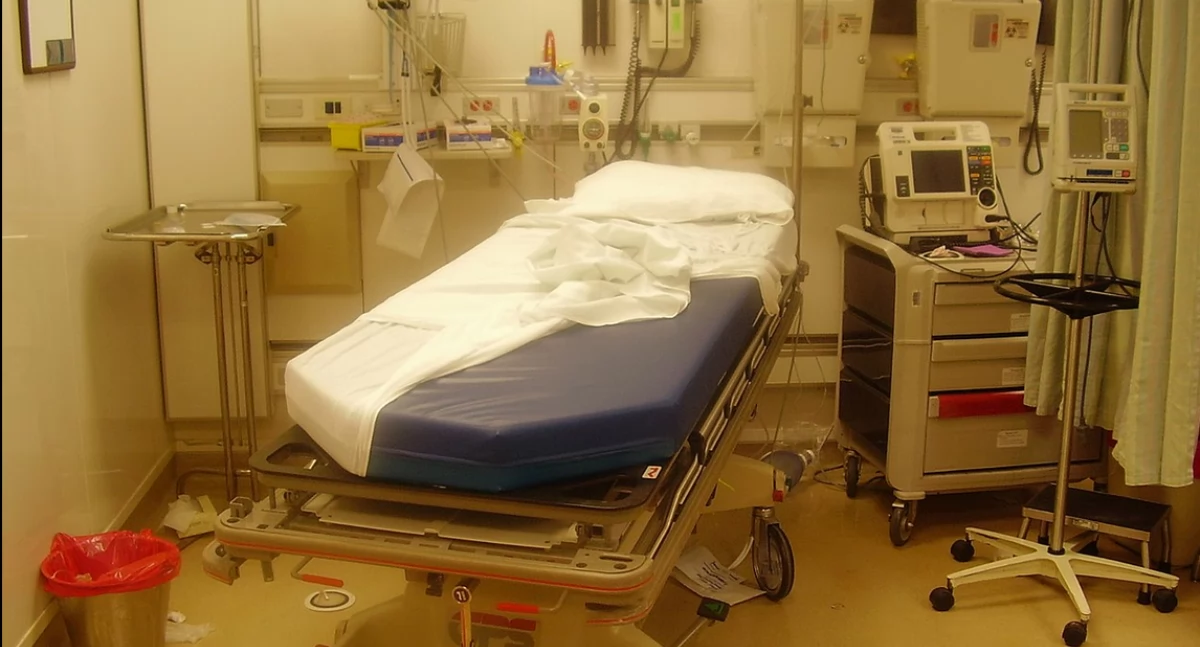 Aùtór: Jacob Windham; zdrzódło: https://en.wikipedia.org/wiki/Hospital#/media/File:ER_room_after_a_trauma.jpg