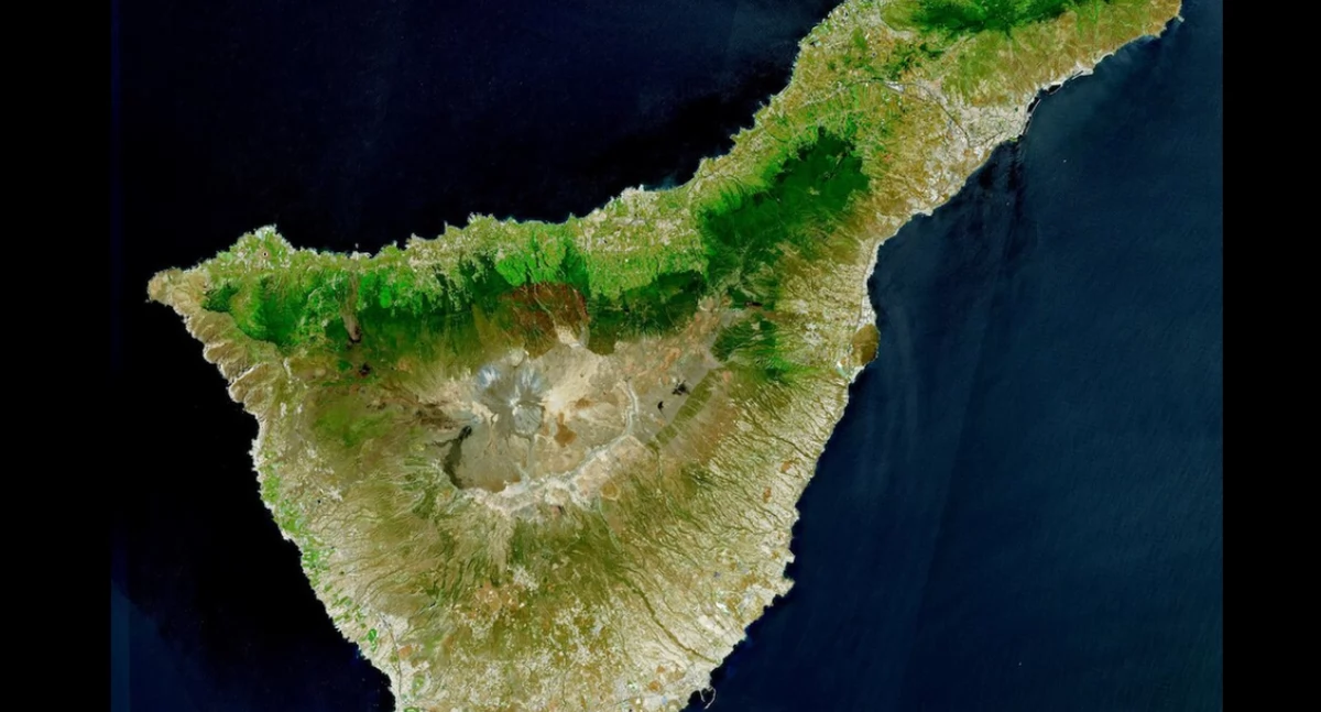 Satelitarny òdjimk Tenerifë (satelita Copernicus Sentinel). Zdrzódło: https://pl.wikipedia.org/wiki/Teneryfa#/media/Plik:Tenerife_sentinel_2.jpg