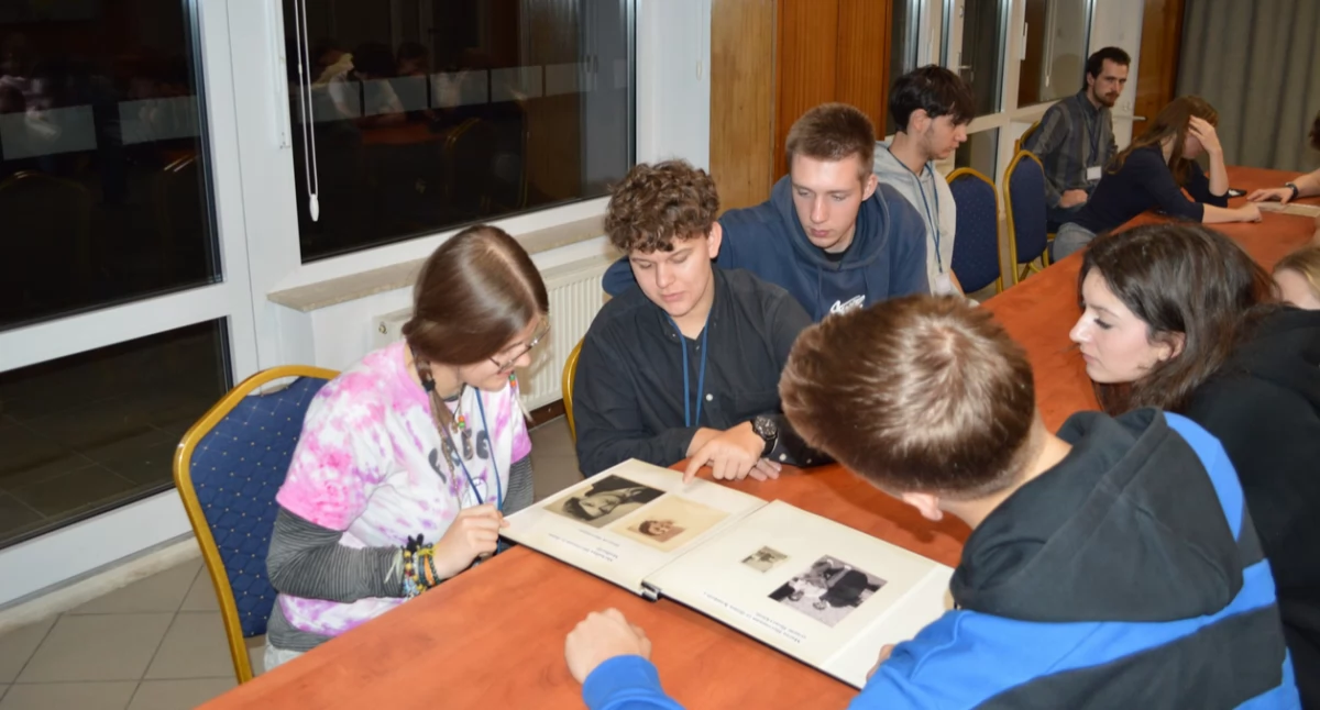 Z Kaszëb, Jurata Jastarniô ùgòscëłë kaszëbską młodzëznã - zdjęcie, fotografia