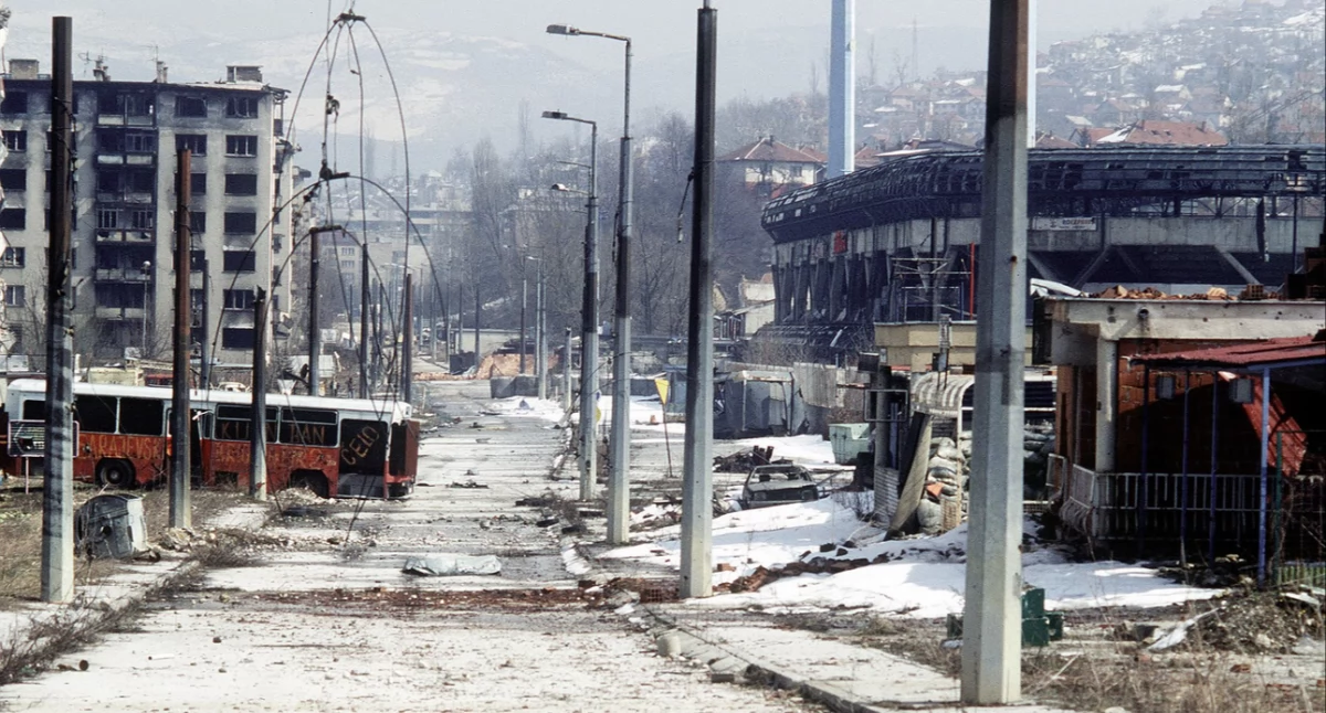 Centrum Sarajewa w strëmiannikù 1996 rokù. Aùtór: LT. STACEY WYZKOWSKI - http://www.dodmedia.osd.mil/; zdrzódło: https://pl.wikipedia.org/wiki/Obl%C4%99%C5%BCenie_Sarajewa#/media/Plik:Sarajevo_19.3.1996_war.JPG