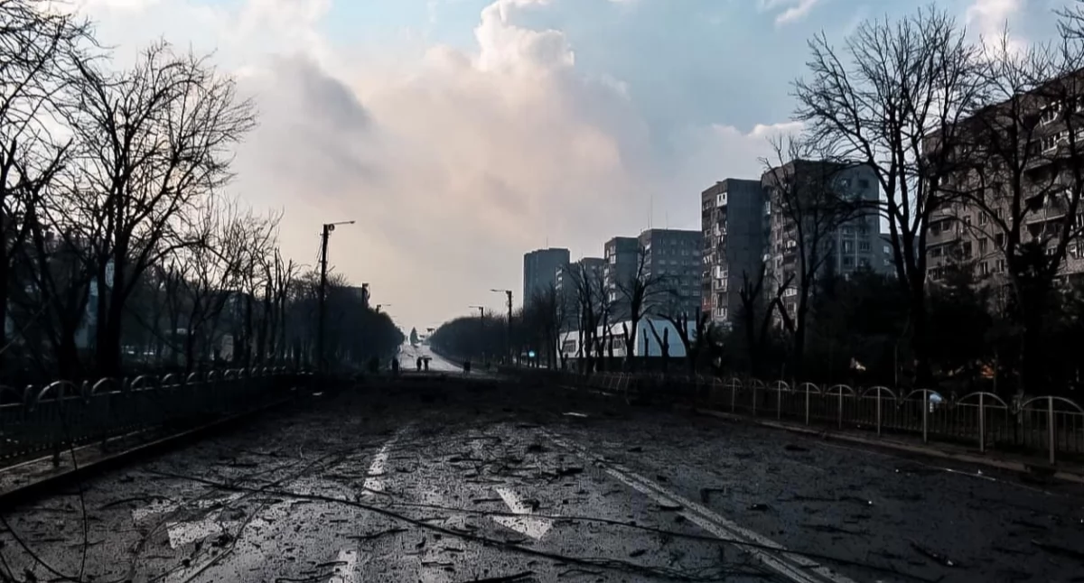 Mariupòl w 2022 r. Mvs.gov.ua; zdrzódło: https://pl.wikipedia.org/wiki/Mariupol#/media/Plik:Mariupol_downtown_street_destroyed_by_the_Russian_siege.jpg