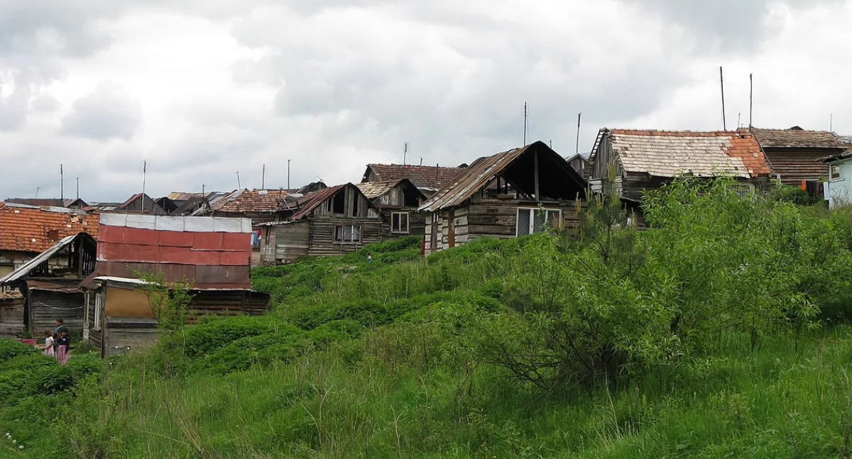 Romsczé sedlëszcze (2008 r.). Aùtór: Margoz; zdrzódło: https://pl.wikipedia.org/wiki/Romowie#/media/Plik:Gypsy_settlement_near_Letanovce.jpg