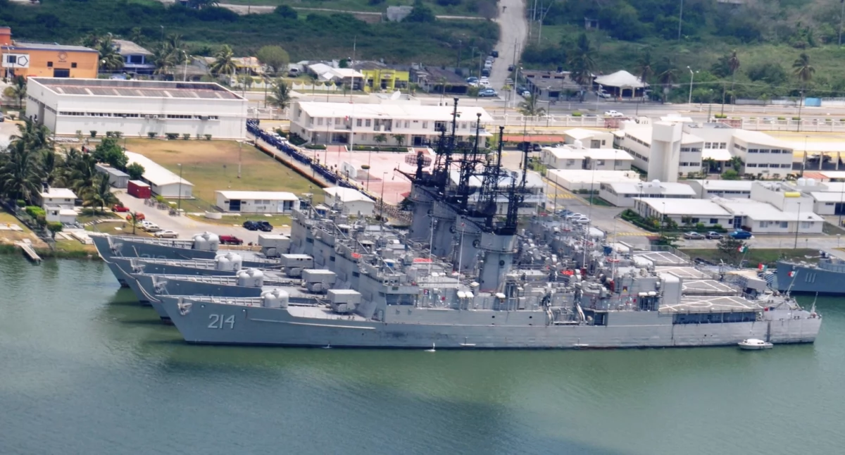 Meksykańsczé fregatë ôrtu Knox z kùńca XX w.; aùtór: panza.rayada; zdrzódło: https://pl.wikipedia.org/wiki/Armada_de_M%C3%A9xico#/media/Plik:Fragatas_en_T%C3%BAxpam_-_panoramio.jpg