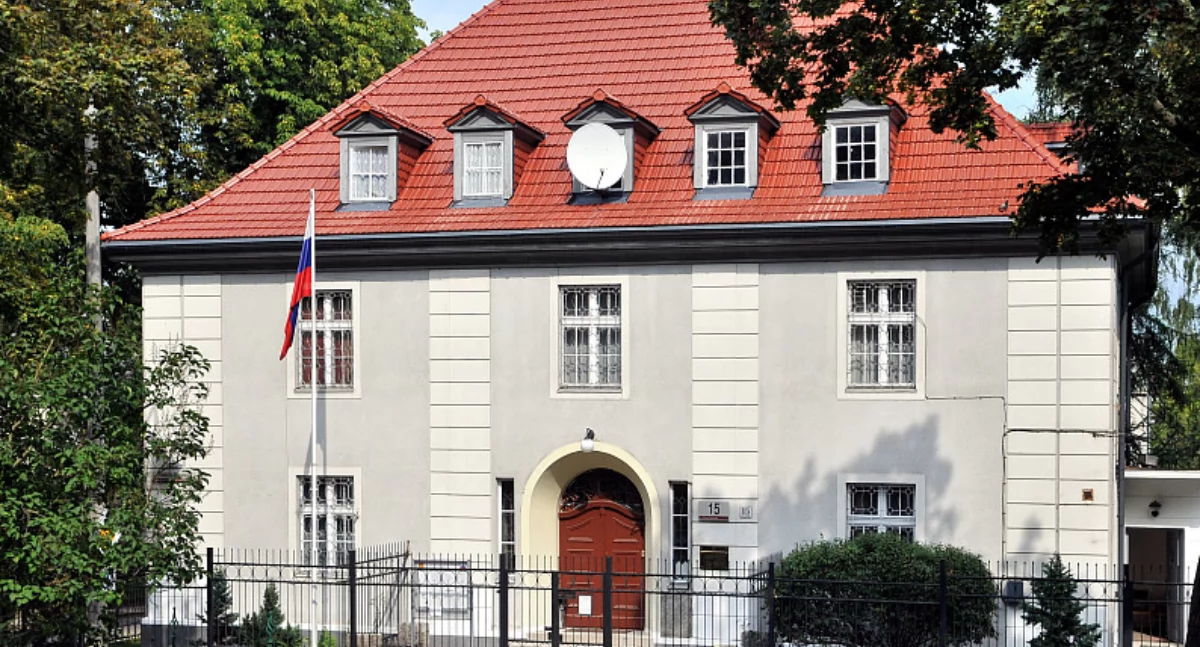 Dôwny kònsulat Rusczi we Gduńskù. Aùtór: Lisarlena; zdrzódło: https://pl.wikipedia.org/wiki/Konsulat_Generalny_Rosji_w_Gda%C5%84sku#/media/Plik:Gdansk_Batorego15.jpg