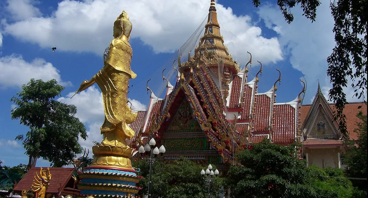 Pòzdrzatkòwi òdjimk. Phydoughx; zdrzódło: https://en.wikipedia.org/wiki/Wat_Bang_Phra#/media/File:Wat_Bang_Phra.JPG