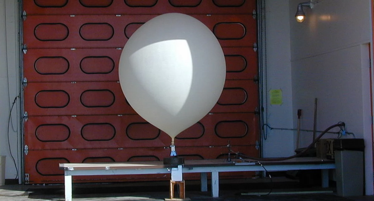 Meteòrologiczny balón. Òdj. https://pl.wikipedia.org/wiki/Balon_meteorologiczny#/media/Plik:Hydrogen_ballon.jpg