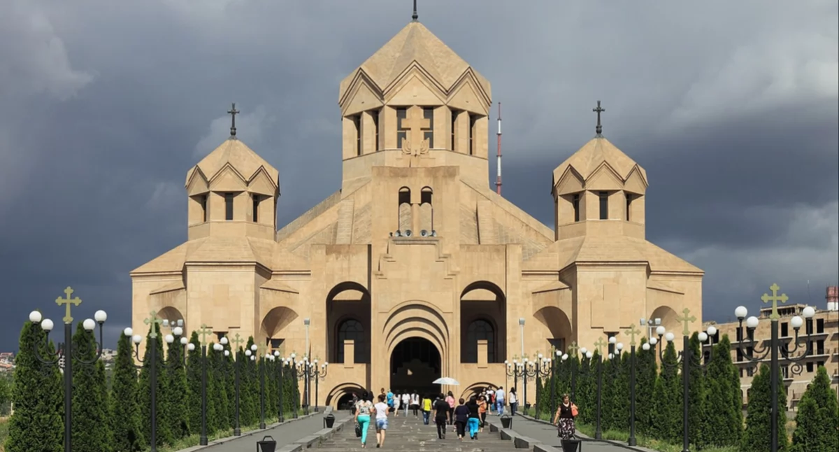 Katédra sw. Grégòra Òswiecëcela w Eriwaniu. Òdj. Marcin Konsek / Wikimedia Commons; zdrzódło: https://pl.wikipedia.org/wiki/Apostolski_Ko%C5%9Bci%C3%B3%C5%82_Ormia%C5%84ski#/media/Plik:2014_Erywa%C5%84,_Katedra_%C5%9Bw._Grzegorza_O%C5%9Bwieciciela_(05).jpg