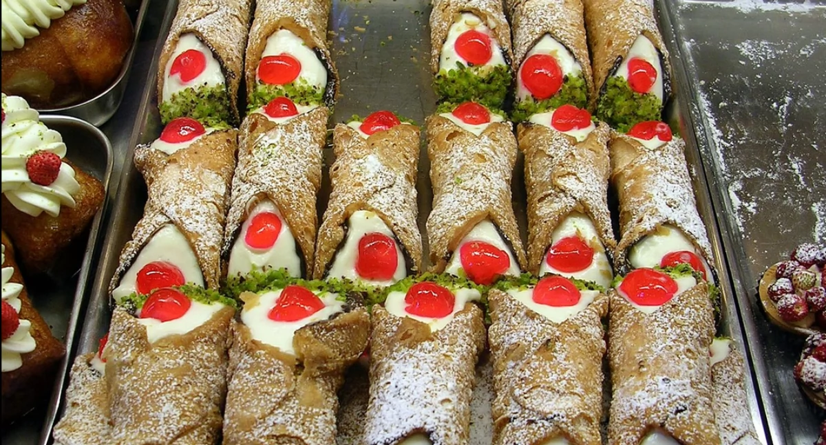 Cannoli siciliani. Òdj. Stefano Mortellaro z Catania, Italy - Flickr; zdrzódło: https://pl.wikipedia.org/wiki/Kuchnia_w%C5%82oska#/media/Plik:Cannoli_siciliani.jpg