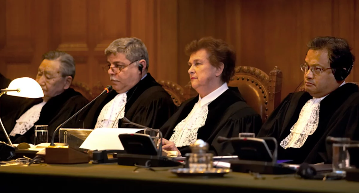 Sãdzowie MST. Òdj. Jeroen Bouman - http://www.icj-cij.org; zdrzódło: https://pl.wikipedia.org/wiki/Mi%C4%99dzynarodowy_Trybuna%C5%82_Sprawiedliwo%C5%9Bci#/media/Plik:ICJ-CJI_hearing_1.jpg