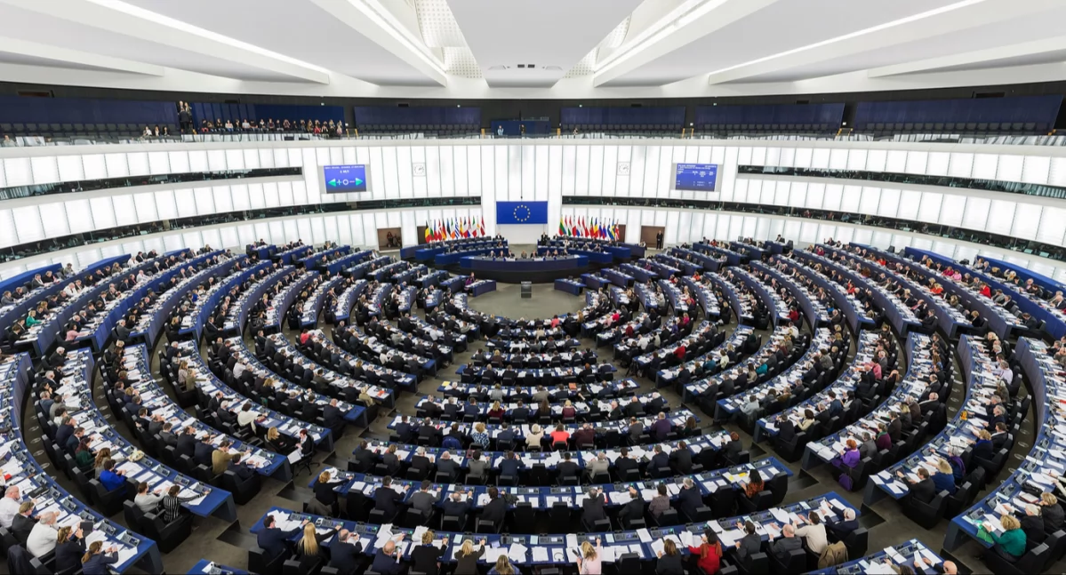 Òdj. Diliff; zdrzódło: https://pl.wikipedia.org/wiki/Parlament_Europejski#/media/Plik:European_Parliament_Strasbourg_Hemicycle_-_Diliff.jpg