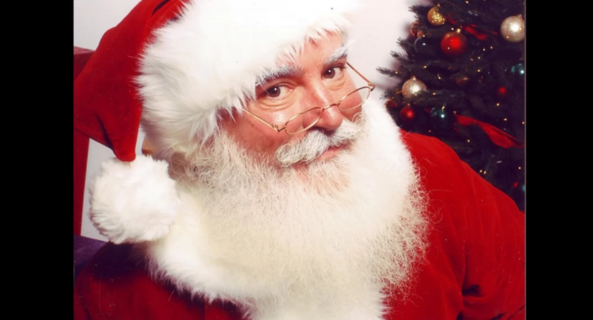 Òdj. Jonathan Meath; zdrzódło: https://pl.wikipedia.org/wiki/%C5%9Awi%C4%99ty_Miko%C5%82aj_(kultura_masowa)#/media/Plik:Jonathan_G_Meath_portrays_Santa_Claus.jpg