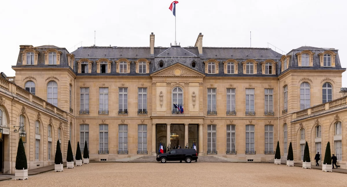Elizejsczi Pałac. Òdj. U.S. Department of State; zdrzódło: https://pl.wikipedia.org/wiki/Pa%C5%82ac_Elizejski#/media/Plik:Secretary_Pompeo_Arrives_to_Meet_with_French_Foreign_Minister_Le_Drian_in_Paris_(50610423656)_(cropped).jpg