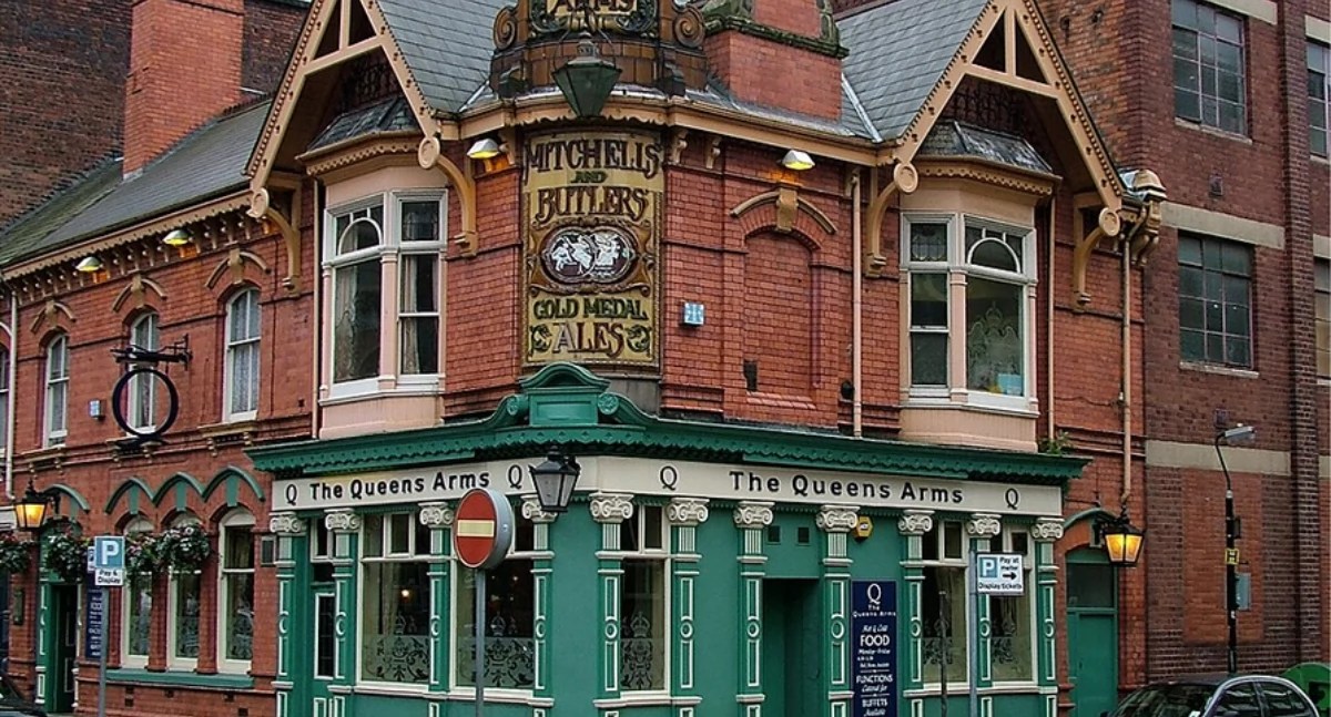 Pùb w Birmingham. Òdj. Tagishsimon; zdrzódło: https://pl.wikipedia.org/wiki/Pub#/media/Plik:The_Queens_Arms_pub_-_Charlotte_Street_-_Birmingham_-_2005-10-14.jpg